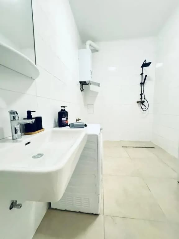 Stylish 4BR Apt Near Westbahnhof - photo 37