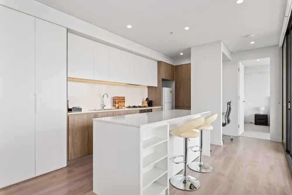 Luxe 2-bed: Modern Interiors, Balcony & BBQ Area - photo 12