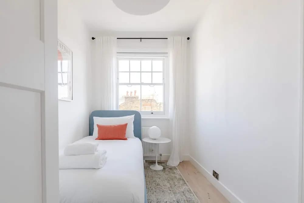 Sleek Scandi-inspired 2BD Flat, Fulham - photo 3