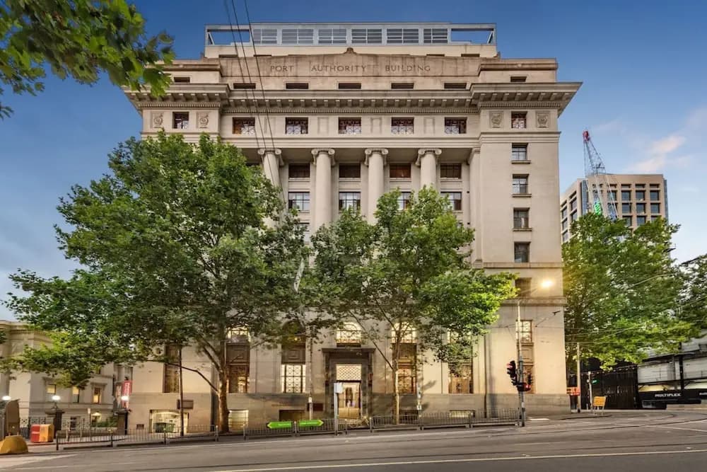 1-bedroom Unit in Classic Melbourne CBD Building! - photo 1