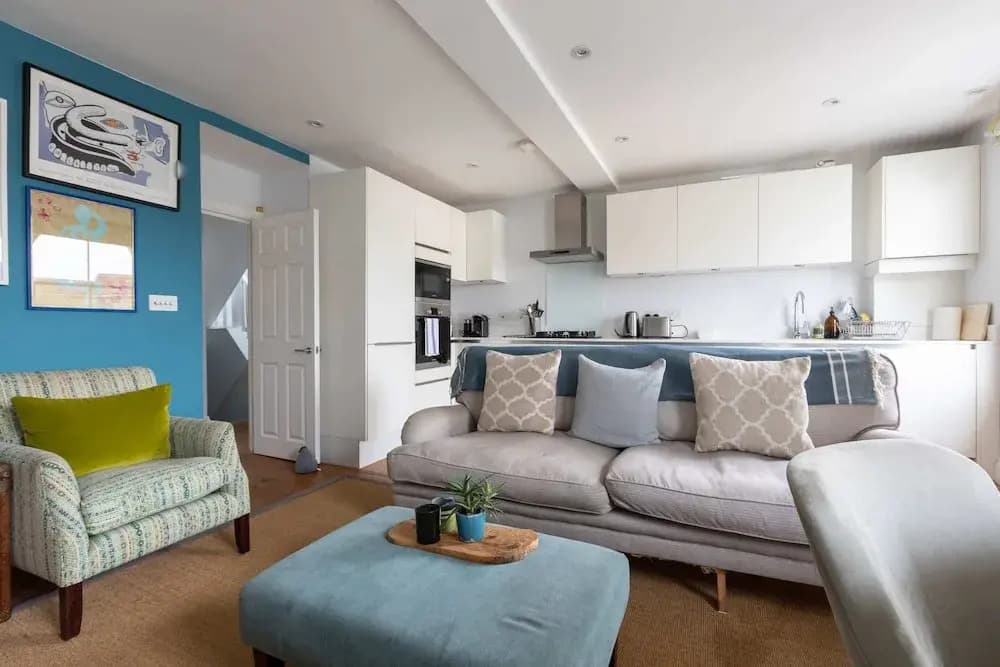 Spacious 3 Bedroom in Notting Hill With Balcony - photo 2