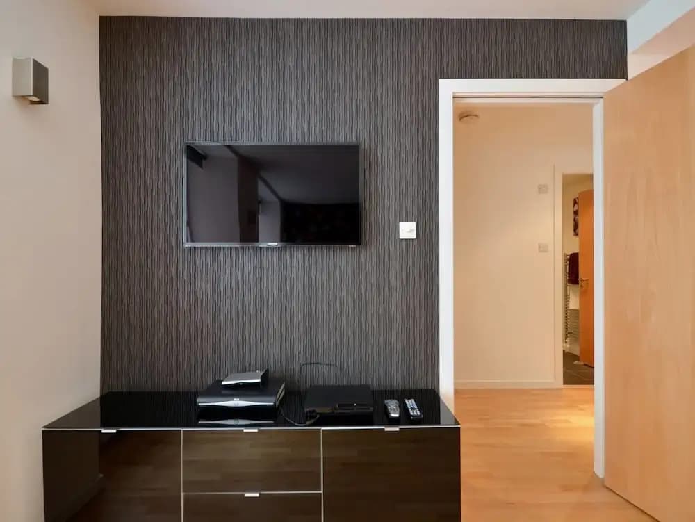 Stylish & Spacious Grassmarket 2bed/2bath - photo 3