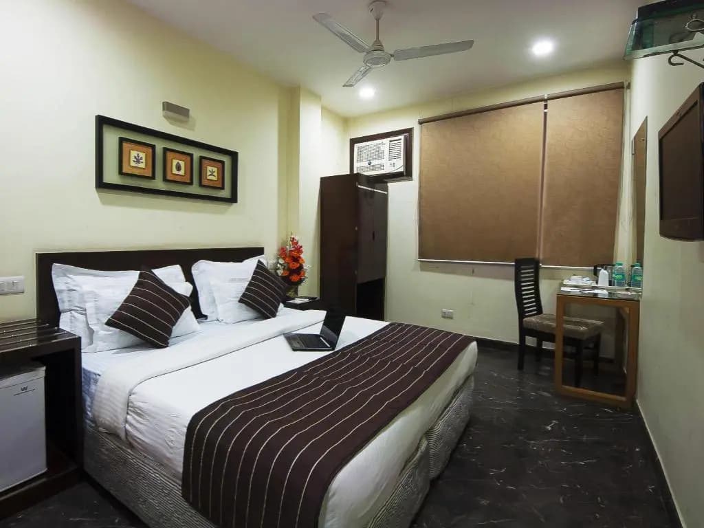 Hotel Metropolitan Karol Bagh - photo 11