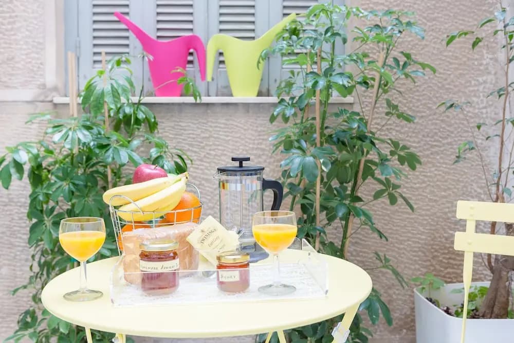 Grandma's Chic & Bright Athenian Home with a Patio - photo 10