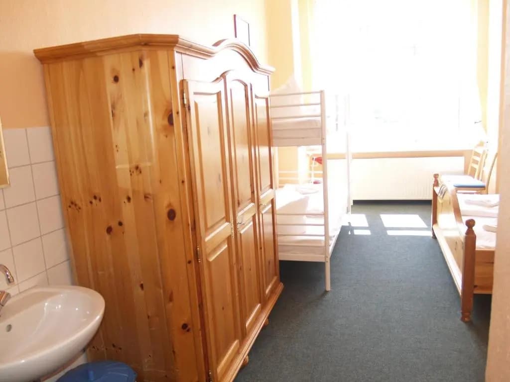 HappyGoLucky Hotel & Hostel - photo 9