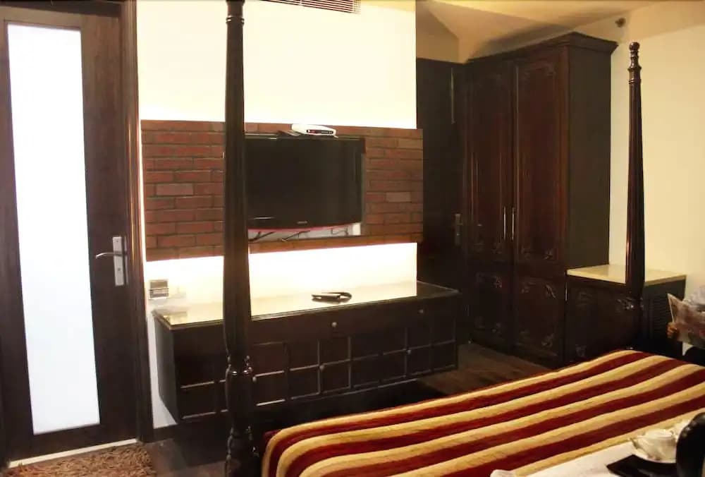 Lavish Inn - photo 3