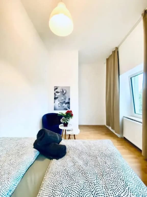 Spacious 4 BR Apt Perfect for Groups - photo 13
