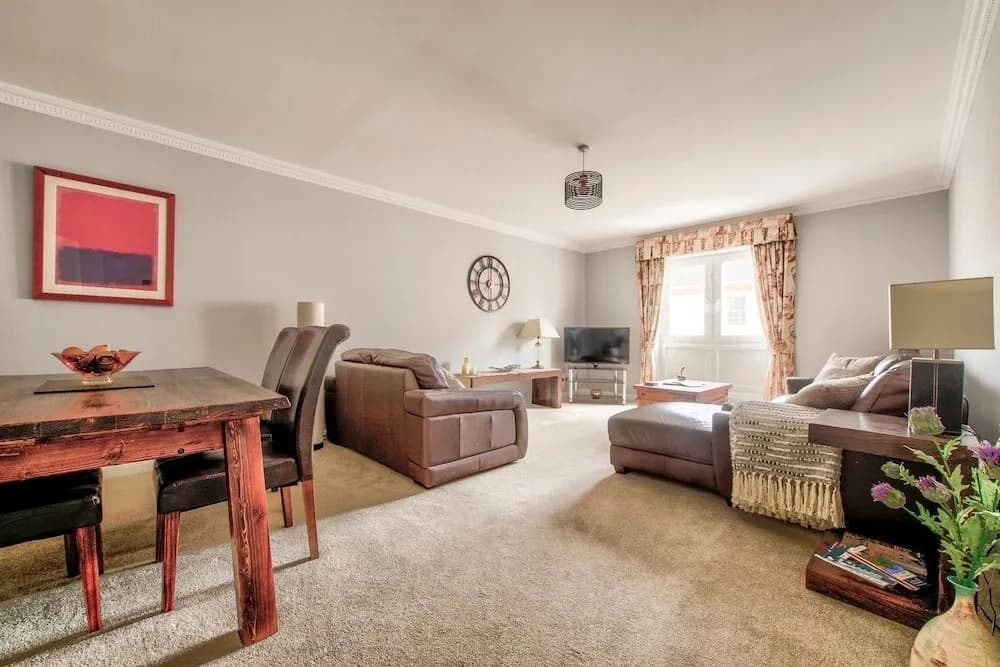 Gorgeous 2BR City Centre Apt with Parking - photo 5