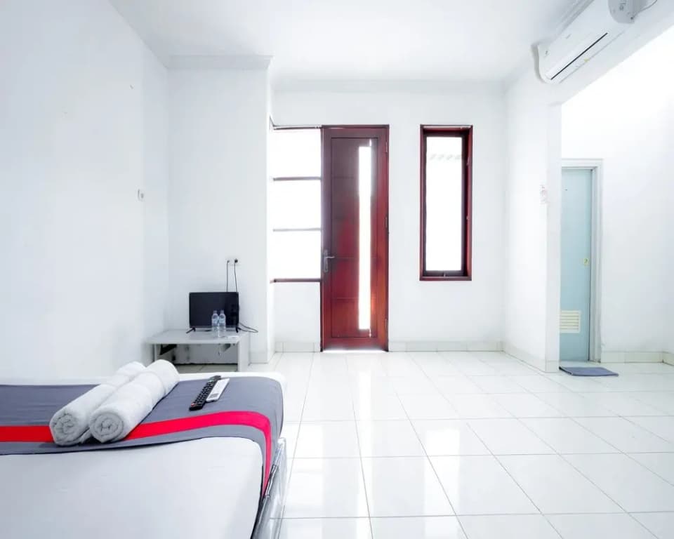 J&B Rooms Tomang Jakarta Mitra RedDoorz - photo 4