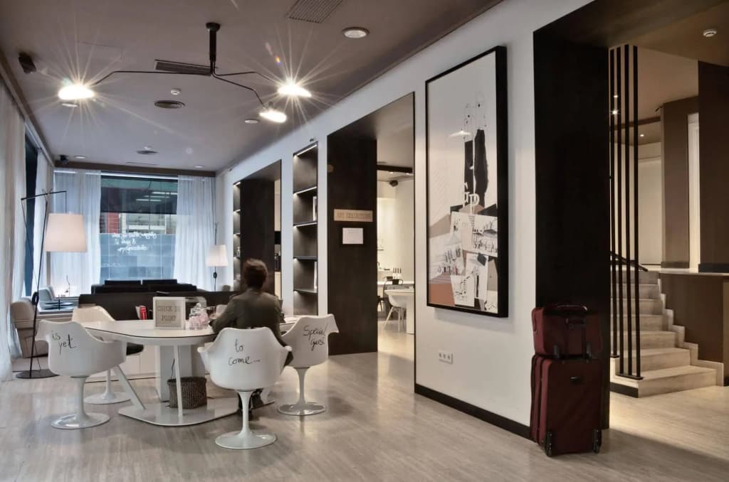Pol & Grace Hotel - photo 2