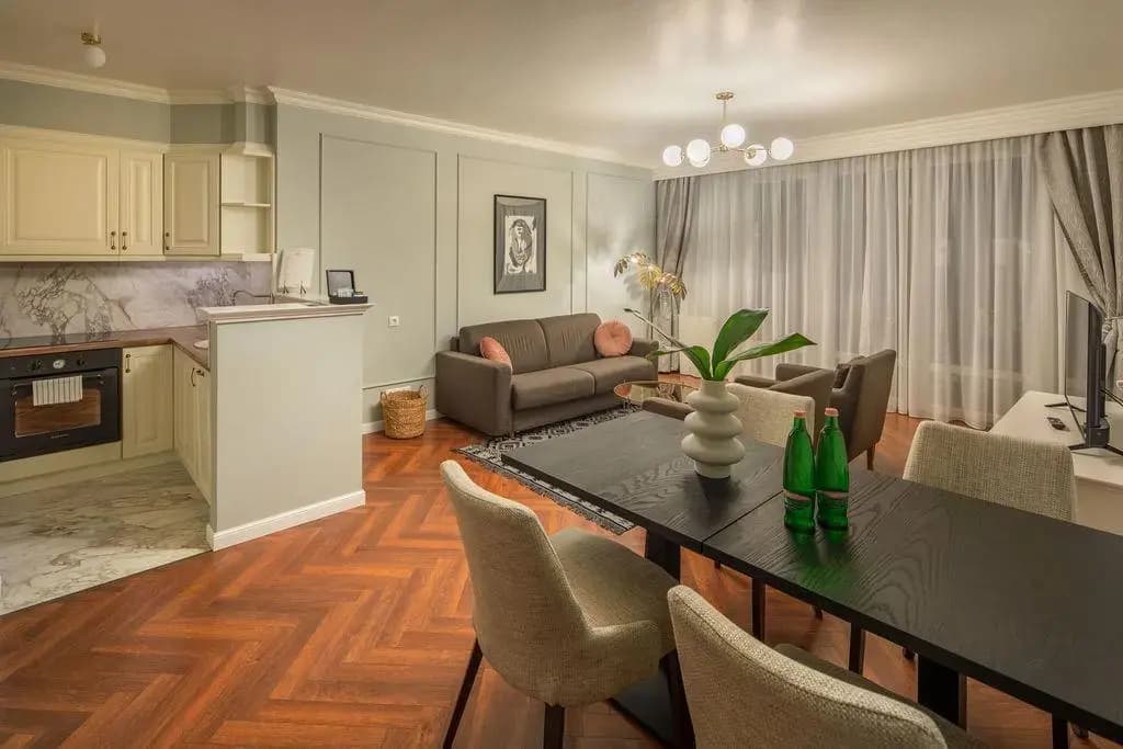 Queen's Court Hotel & Residence - photo 38