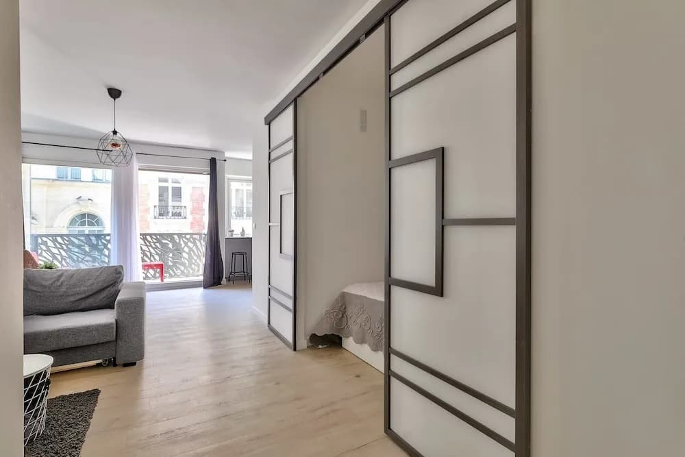 Charming 2 Room Apartment With Balcony - Paris 8ème - photo 2