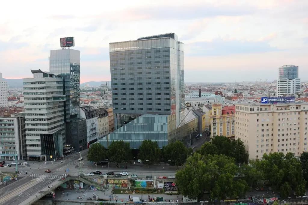 Center Apartment with 360° Rooftop - photo 2