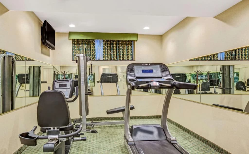 Ramada by Wyndham Jamaica/Queens - photo 9