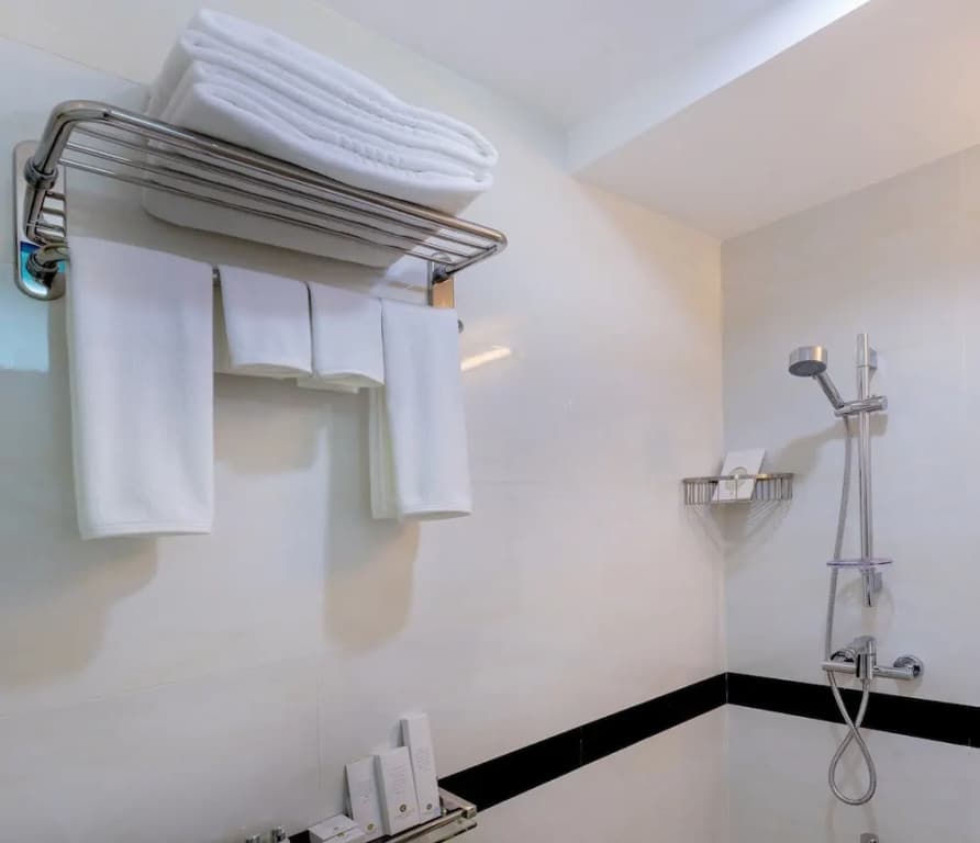 Beehive Central Hotel - photo 17
