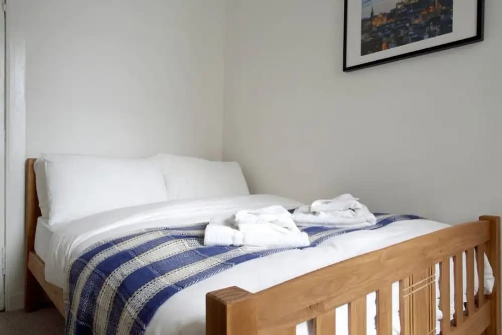 Central 2 Bedroom Flat In Edinburgh - photo 2