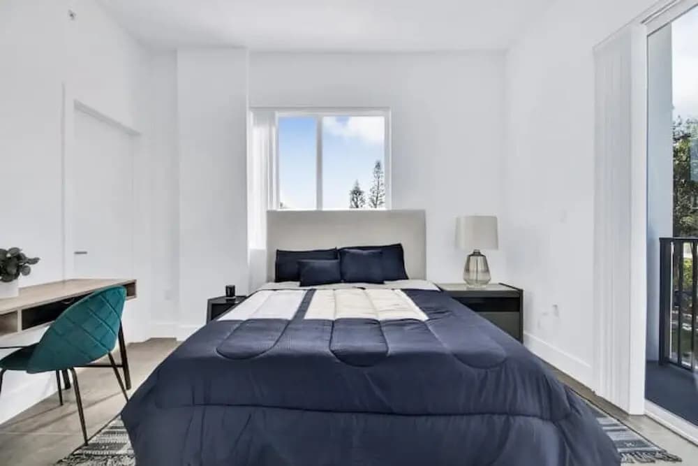 Impeccable 2 Bed Queen Suite Parking N Elevator - photo 1
