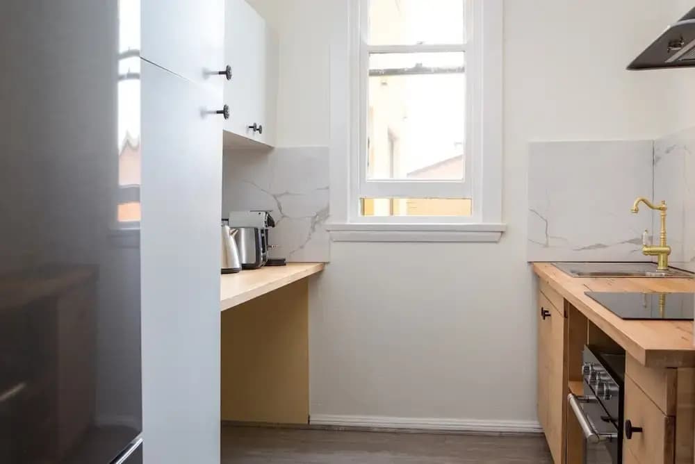 Central 2-bed Apartment With Private Parking - photo 2