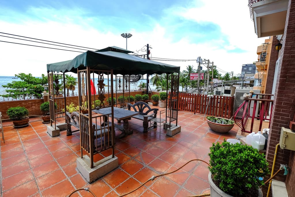 Red Balcony Hotel - photo 13