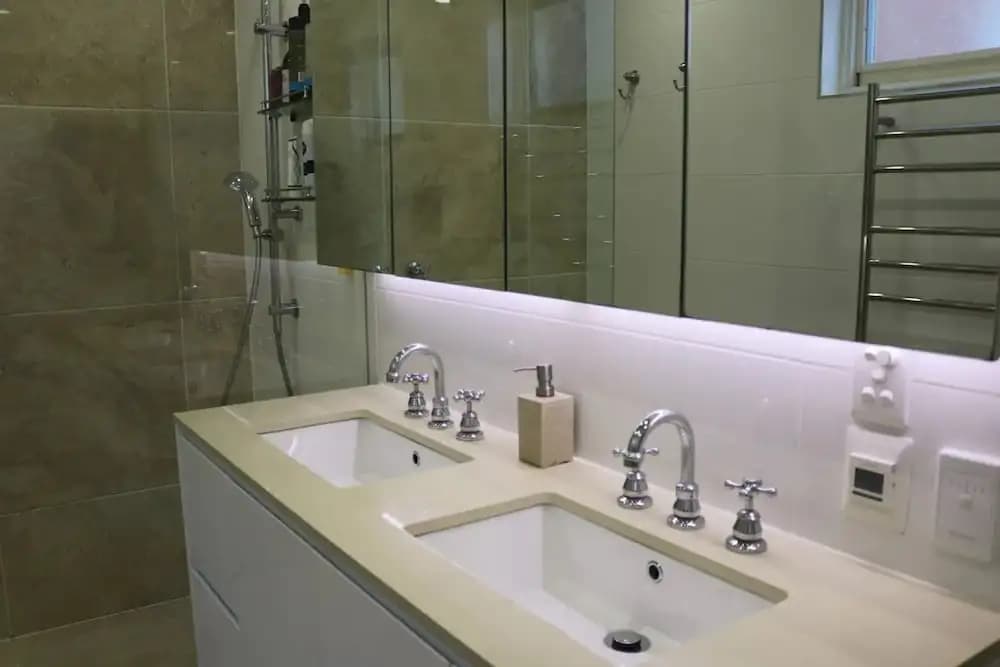 Spacious 4 Bedroom Seaside Gem - photo 8