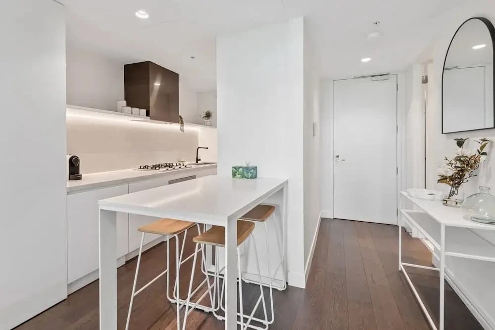 Chic 2-bed With Free Parking in South Yarra - photo 4