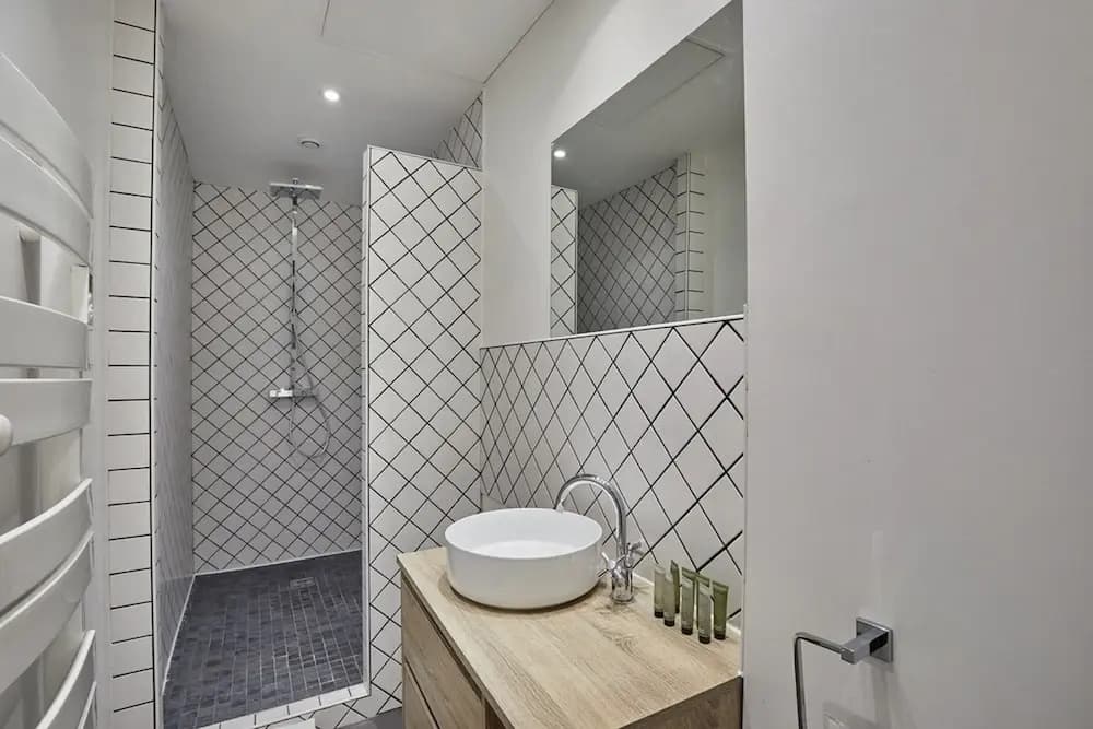 Superb 3 Bedroom Flat in the Center of Paris - photo 9