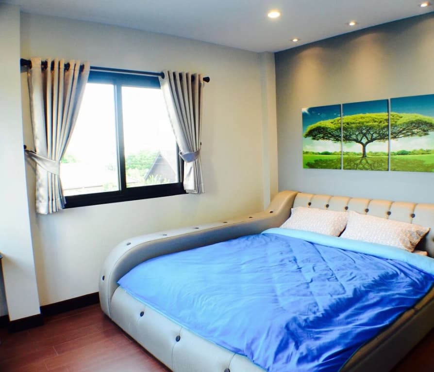 4 Bedroom House at Skytrain - photo 4