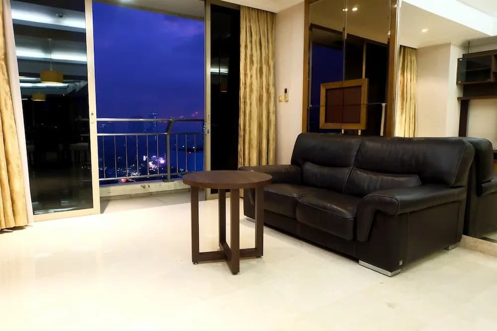 3 Bedrooms Luxury Sudirman Mansion Apartment by Travelio - photo 4