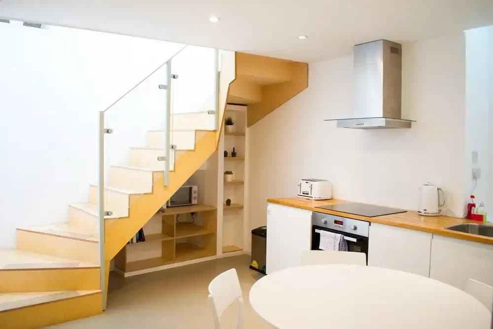 Bright And Modern 2 Bedroom Flat - photo 12