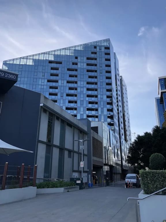 Explore Docklands Lovely Apartment LVL8 - photo 1