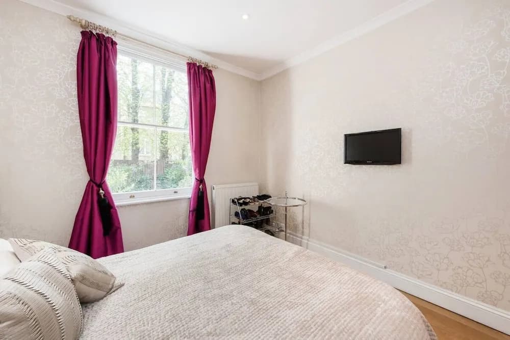 Inviting 1BD Hideaway Kensington Olympia! - photo 2