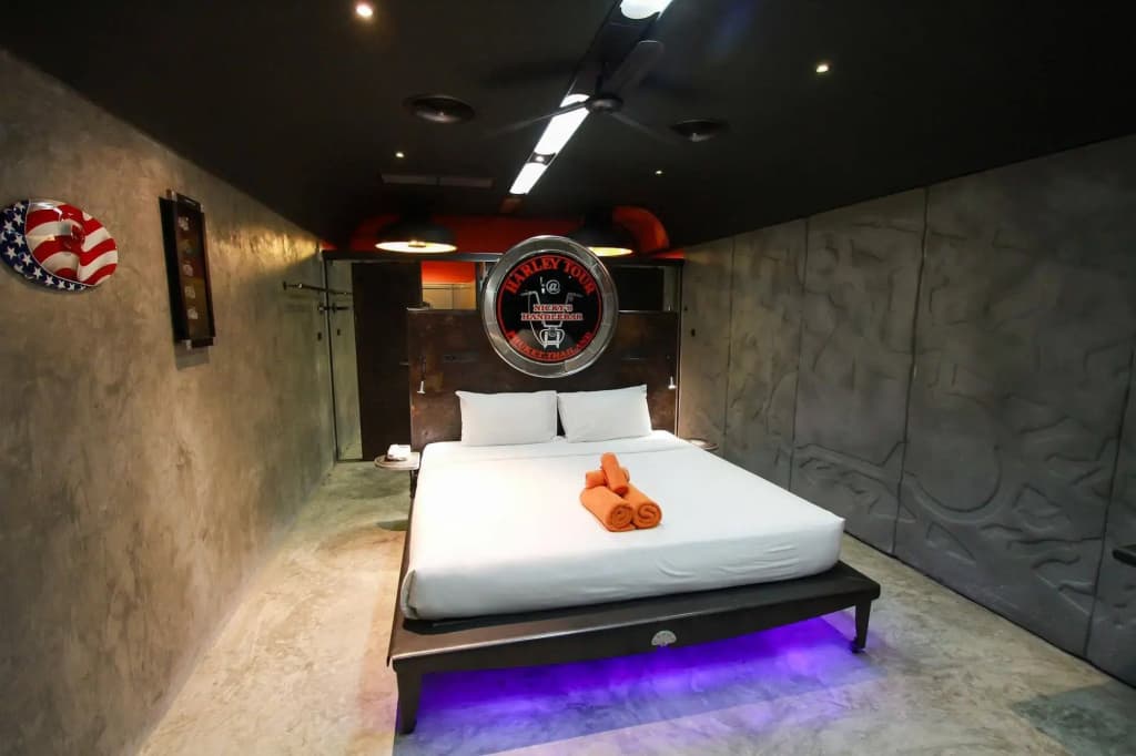 Nicky's Handlebar Hotel - photo 5