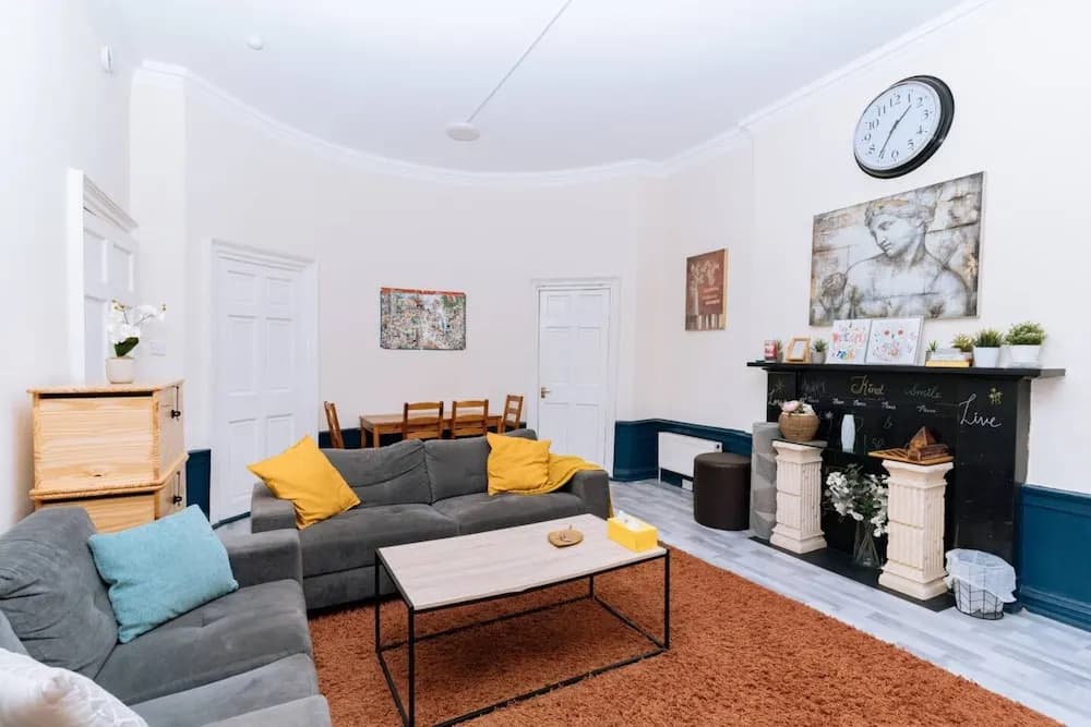 Bright High-ceiling 2BD Flat - Central Edinburgh! - photo 2