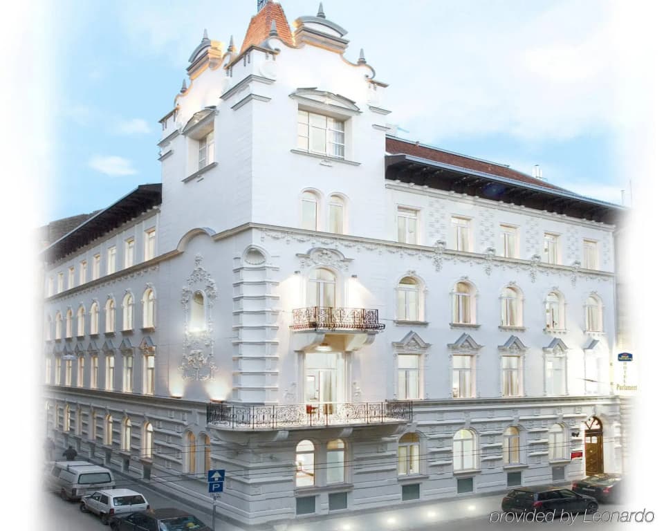 Ikonik Parlament - photo 1