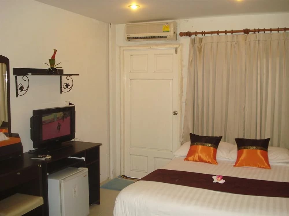 3rd Street Cafe & Guesthouse - photo 3