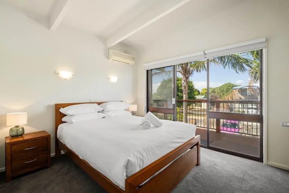 Spacious 4-bed Home 5-min From the Beach - photo 1
