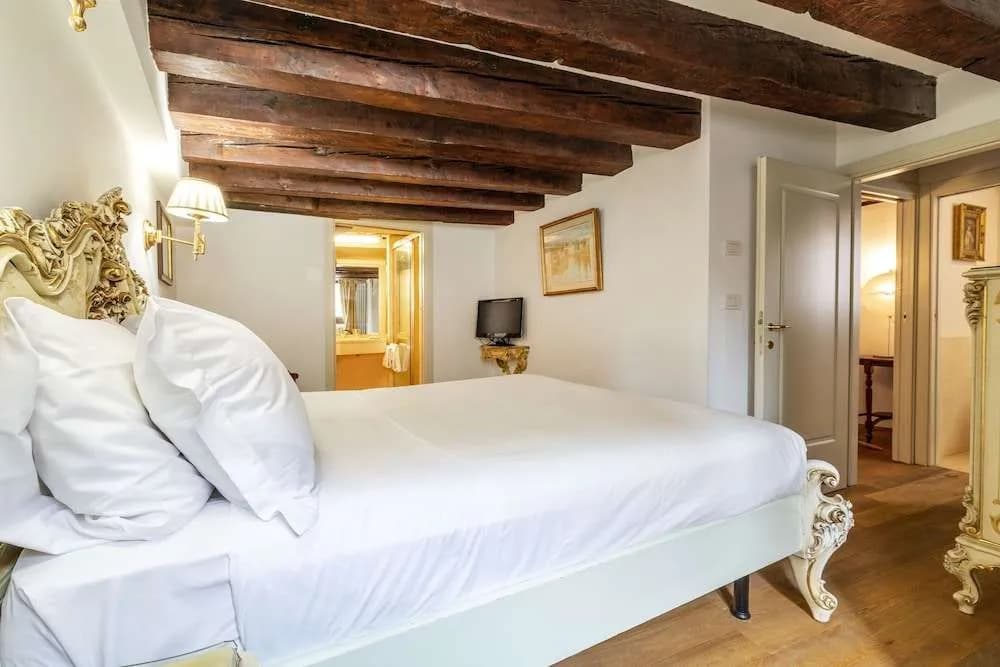 Gondola Luxury - Campo Santi Filippo e Giacomo by Wonderful Italy - photo 5