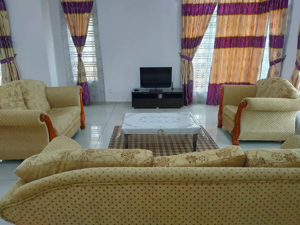 OYO 90228 D'anjung Villa 4bhk - photo 1