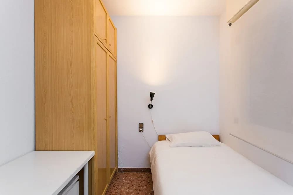 Spacious & Quiet 4 Bedroom Apartment - photo 1
