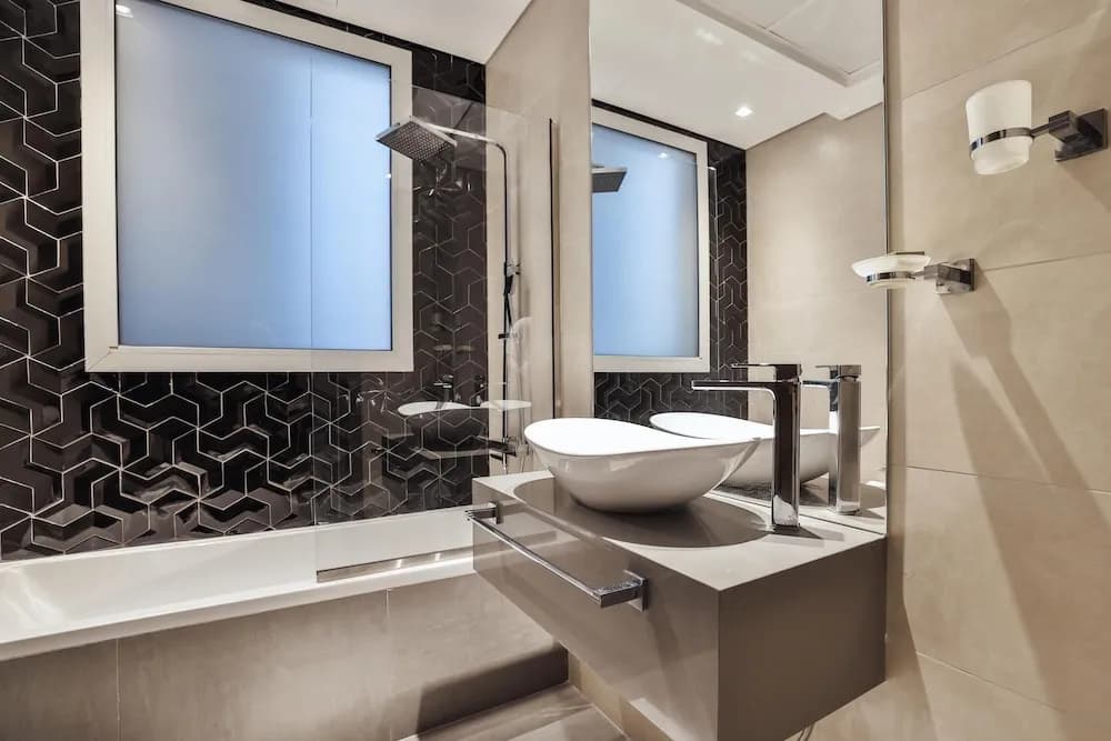 Luxe 1Bed Apt - Balcony & View - photo 6
