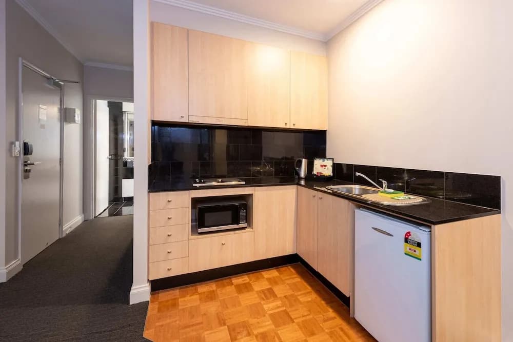 Chic 1-bedroom Apartment in Melbourne CBD - photo 3