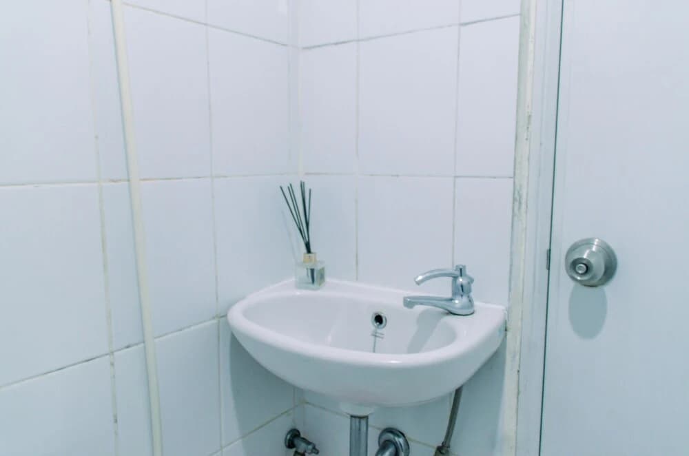 Comfort And Simply 2Br At Green Pramuka City Apartment - photo 6