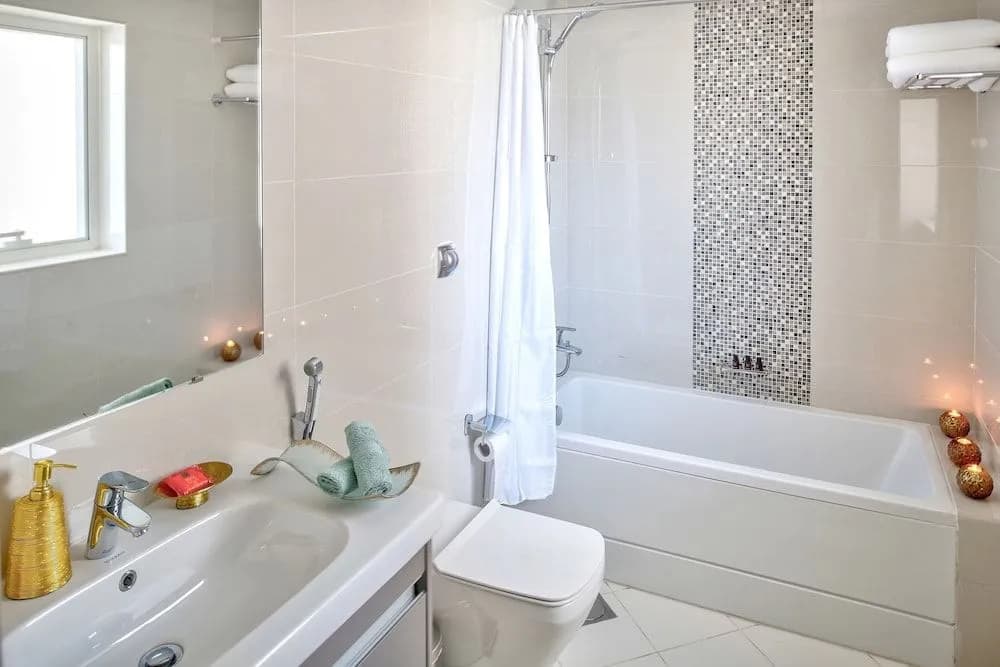 Luxury Staycation Continental Tower - photo 6
