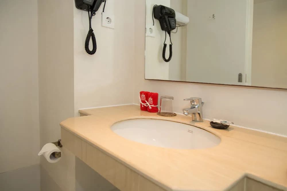 ZenRooms Kuta Jerman Beach - photo 1