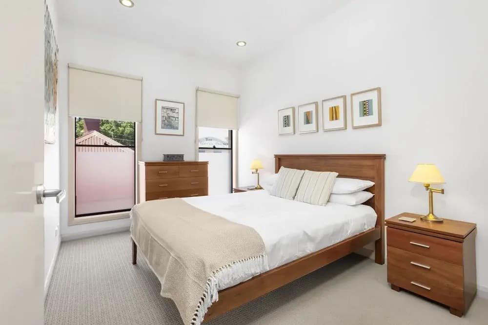 2-bed Apartment With Parking & Balcony Near Trains - photo 4