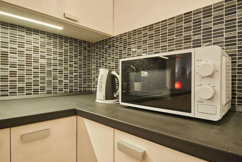 Super Central Studio Apartment - With Balcony - photo 12