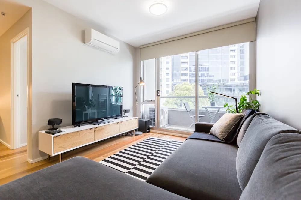 SANDRA, 1BDR Carlton Apartment - photo 4