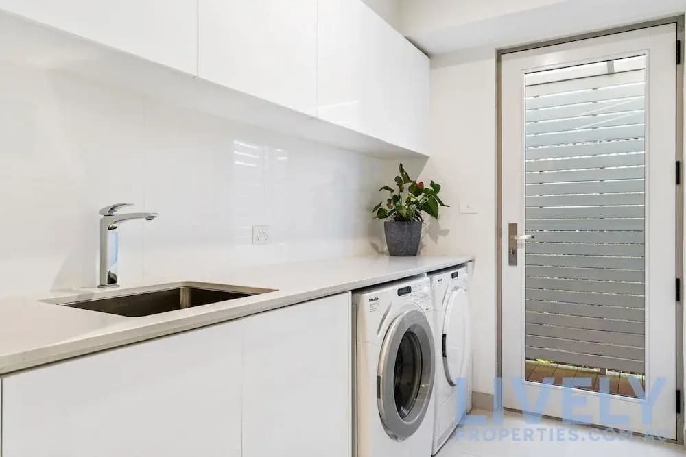 Hillside Luxe With Spa Bay Views - photo 5