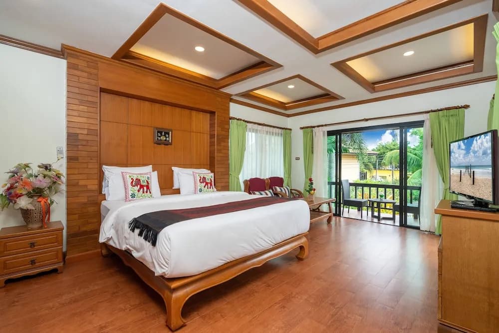 Bright Luxury Villa W Garden Pool & Sauna - photo 2