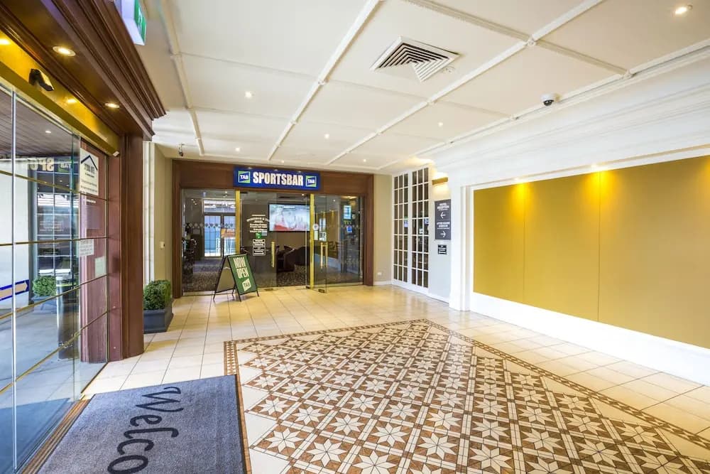 Nightcap at Sylvania Hotel - photo 1